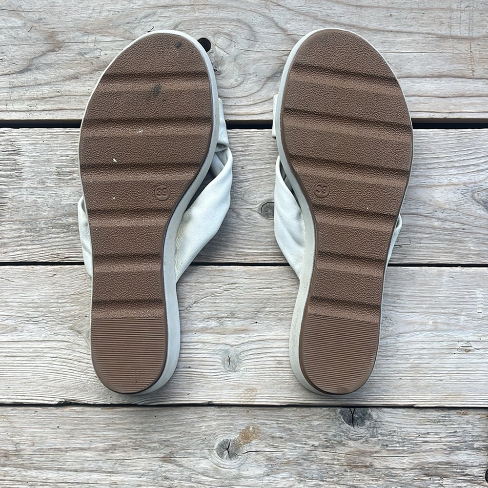 Miz Mooz “The Inuovo Collection” White Leather Thong Sandals - Size 39 - Picture 3 of 9